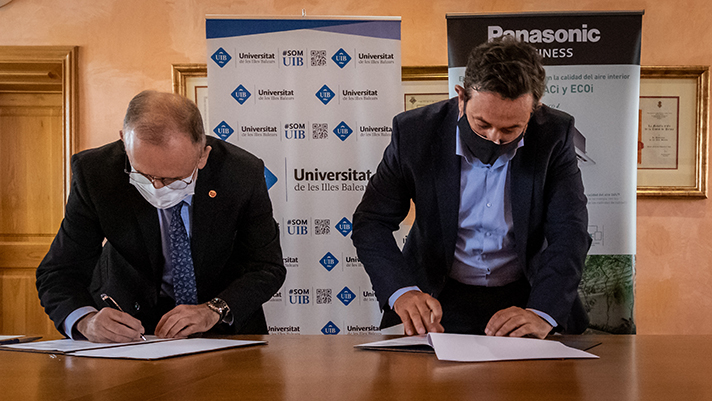 Momento de la firma del acuerdo entre la Universidad de las Islas Baleares y Panasonic 